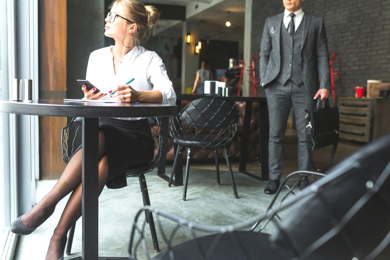 Environnement de travail moderne avec écrans multiples