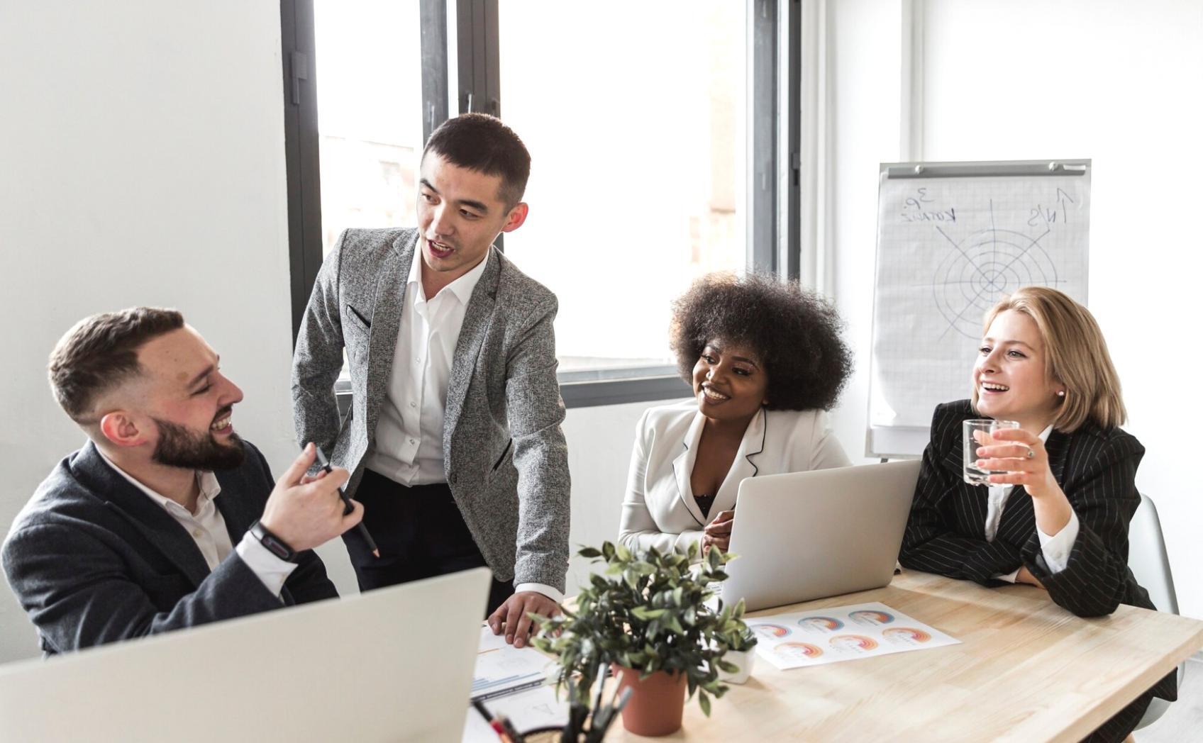 Réunion d'équipe partenaire travaillant sur l'intégration de solutions financières